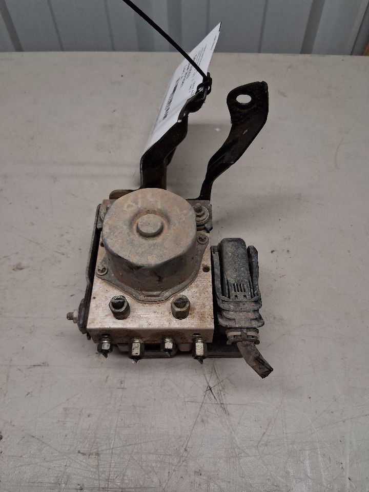 ABS Pump Module from a 2013 Nissan Altima, photo 3