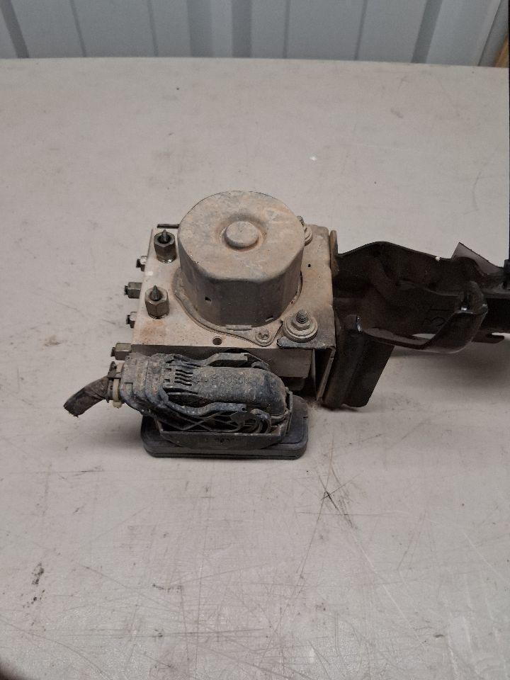 ABS Pump Module from a 2013 Nissan Altima, photo 4