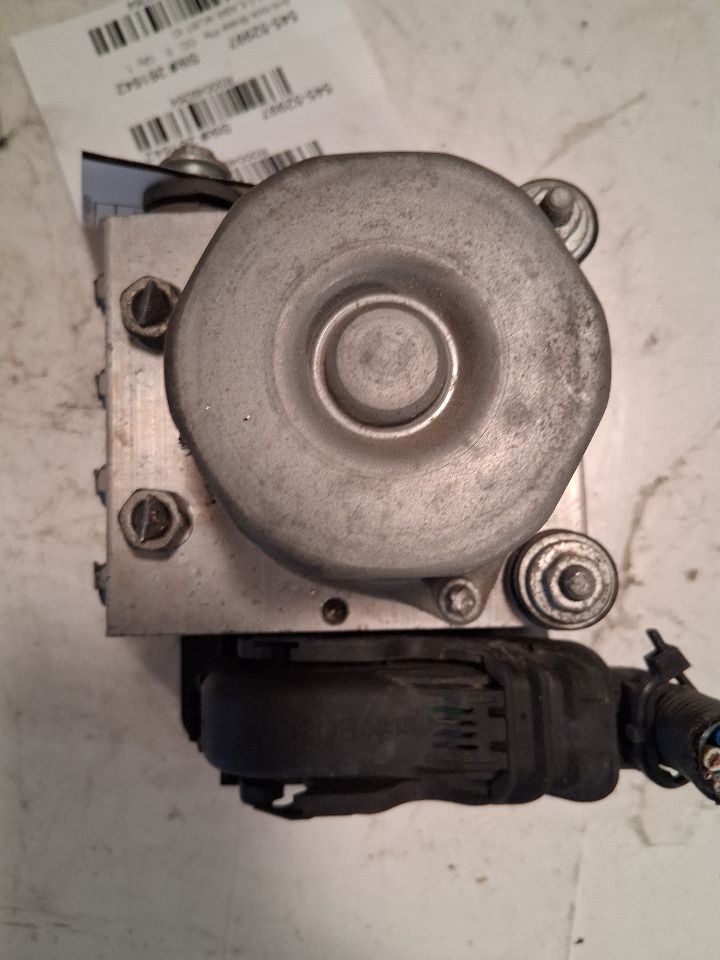 ABS Pump Module from a 2014 Toyota Camry, photo 2