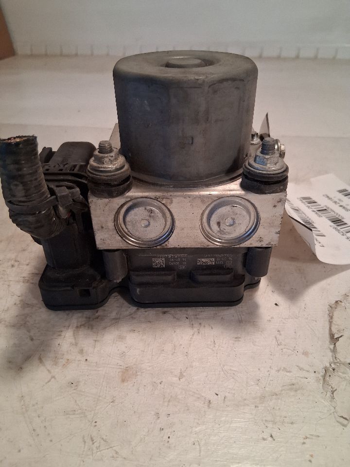 ABS Pump Module from a 2014 Toyota Camry, photo 3