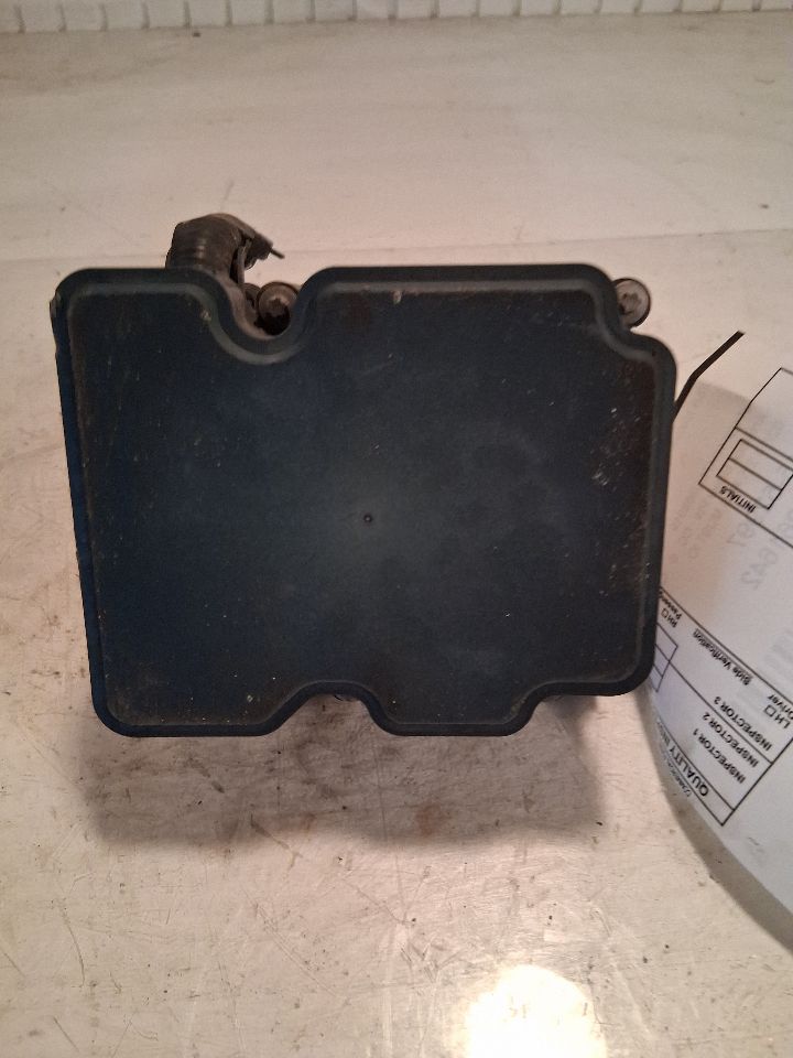 ABS Pump Module from a 2014 Toyota Camry, photo 4