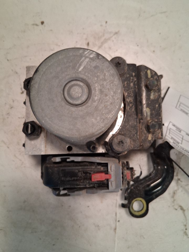ABS Pump Module from a 2017 Hyundai Sonata, photo 1