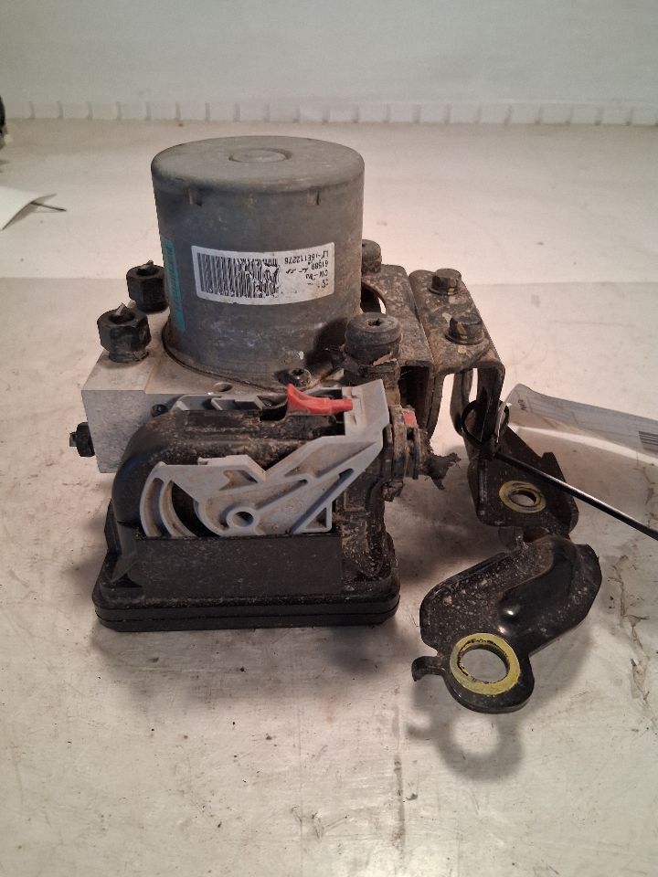 ABS Pump Module from a 2017 Hyundai Sonata, photo 2