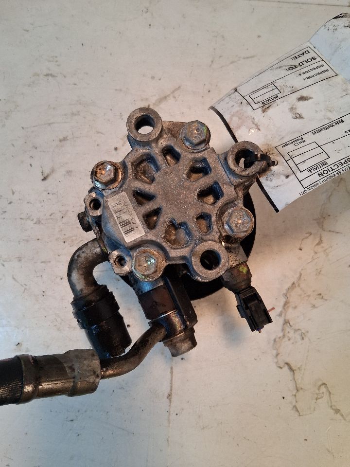 Power Steering Pump from a 2001 Toyota RAV4, photo 1