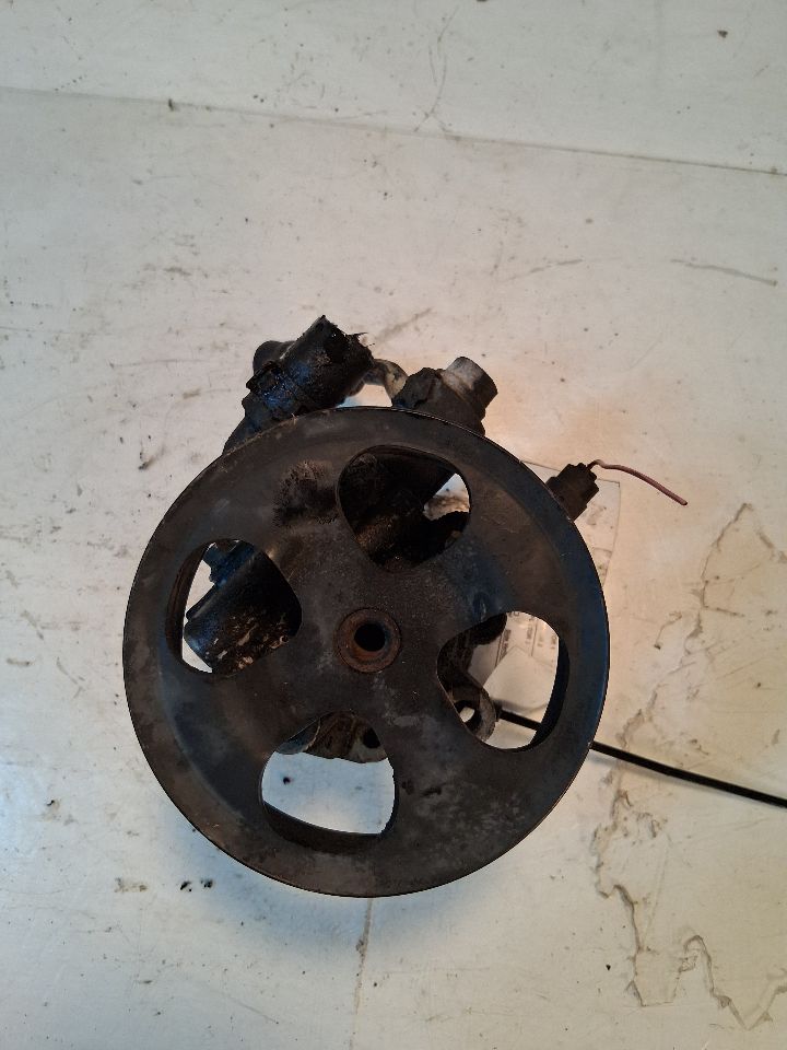 Power Steering Pump from a 2001 Toyota RAV4, photo 2