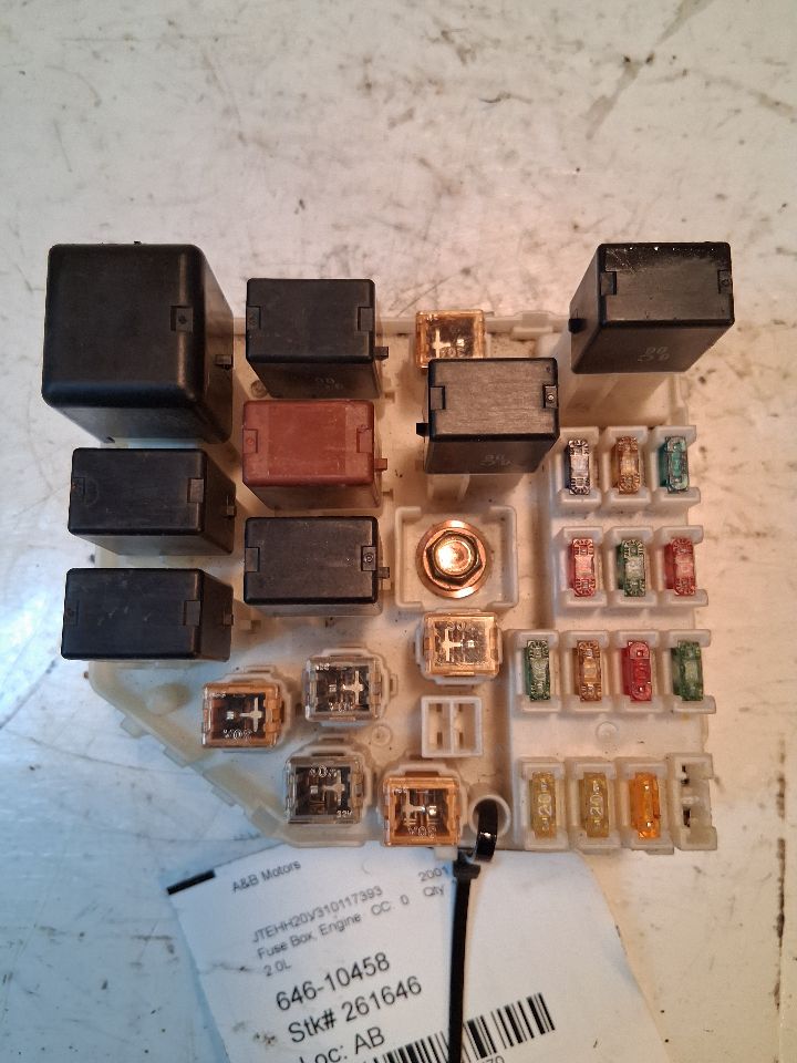 Engine Fuse Box from a 2001 Toyota RAV4, photo 2