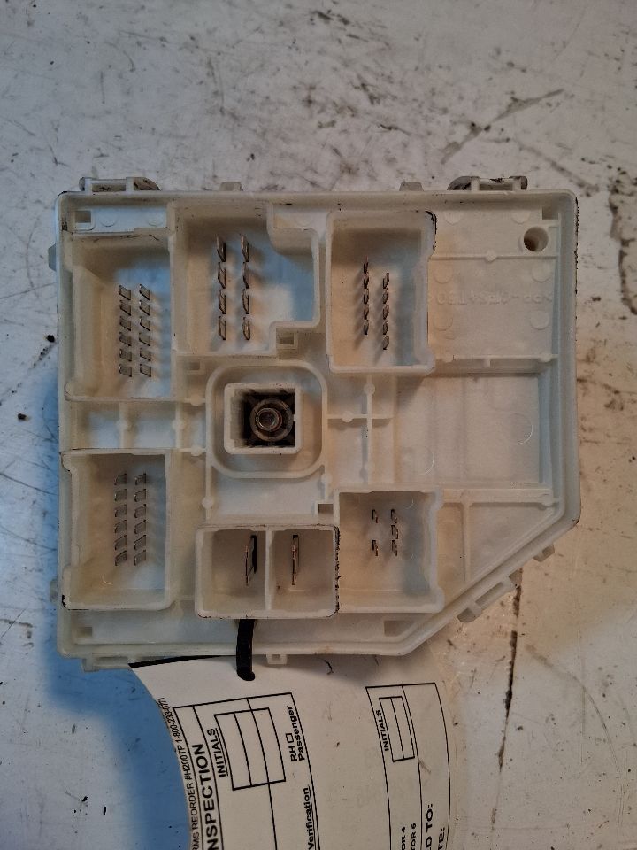 Engine Fuse Box from a 2001 Toyota RAV4, photo 3