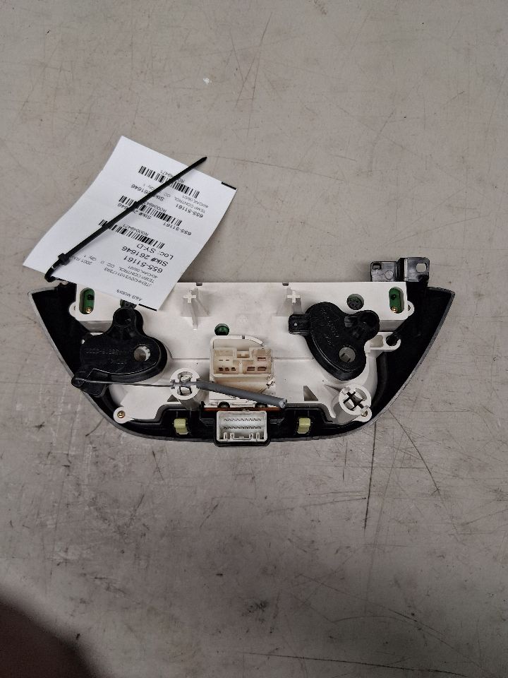 Climate Control Panel from a 2001 Toyota RAV4, photo 3