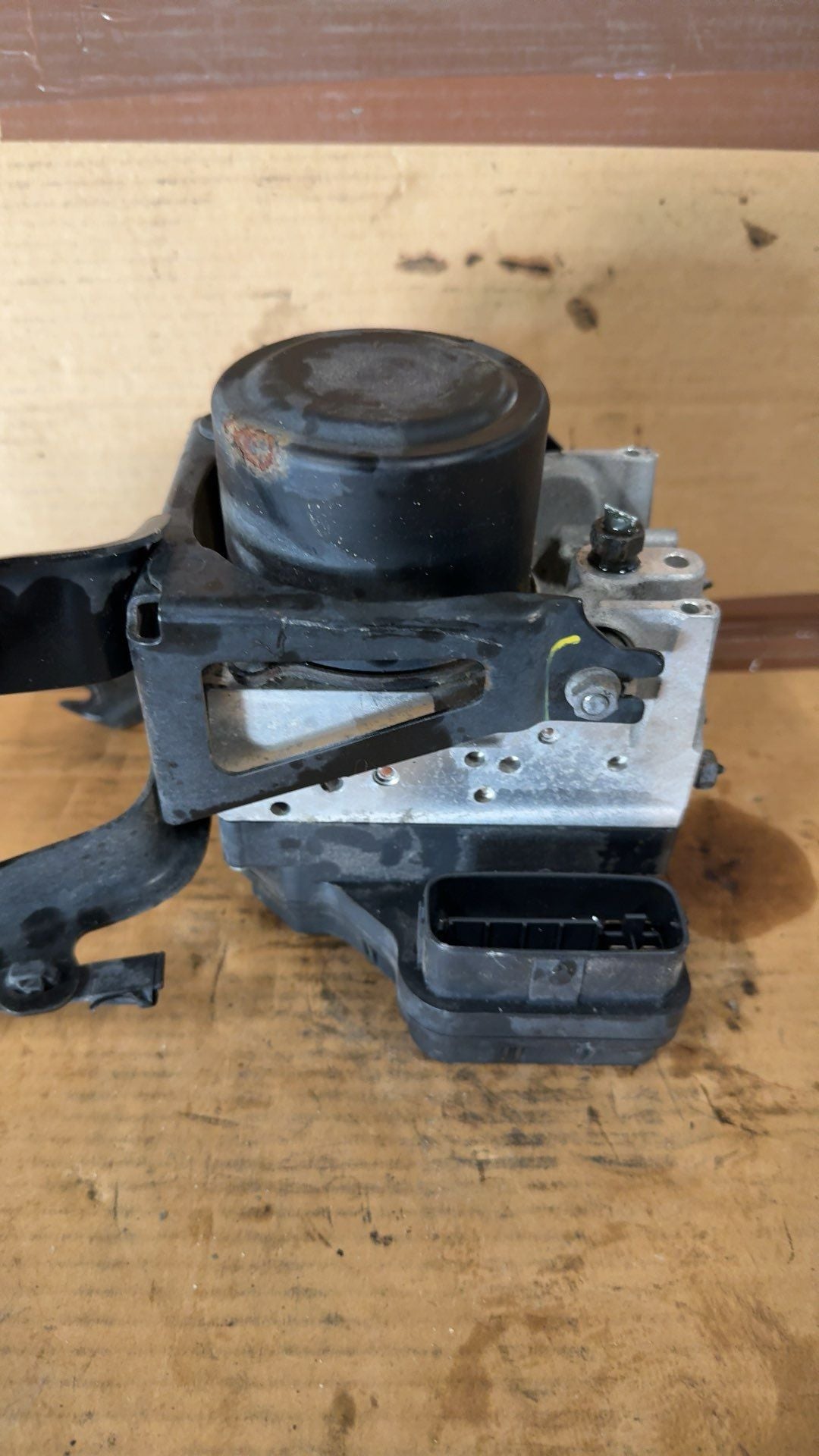 ABS Pump Module from a 2006 Subaru Tribeca, photo 1