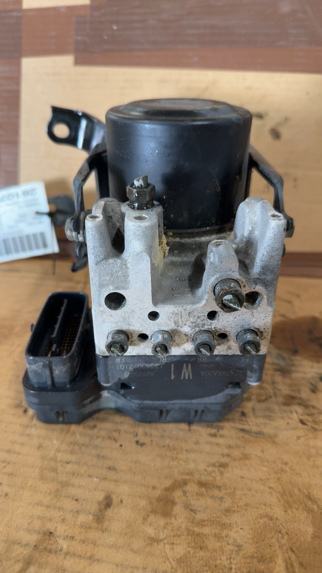ABS Pump Module from a 2006 Subaru Tribeca, photo 2