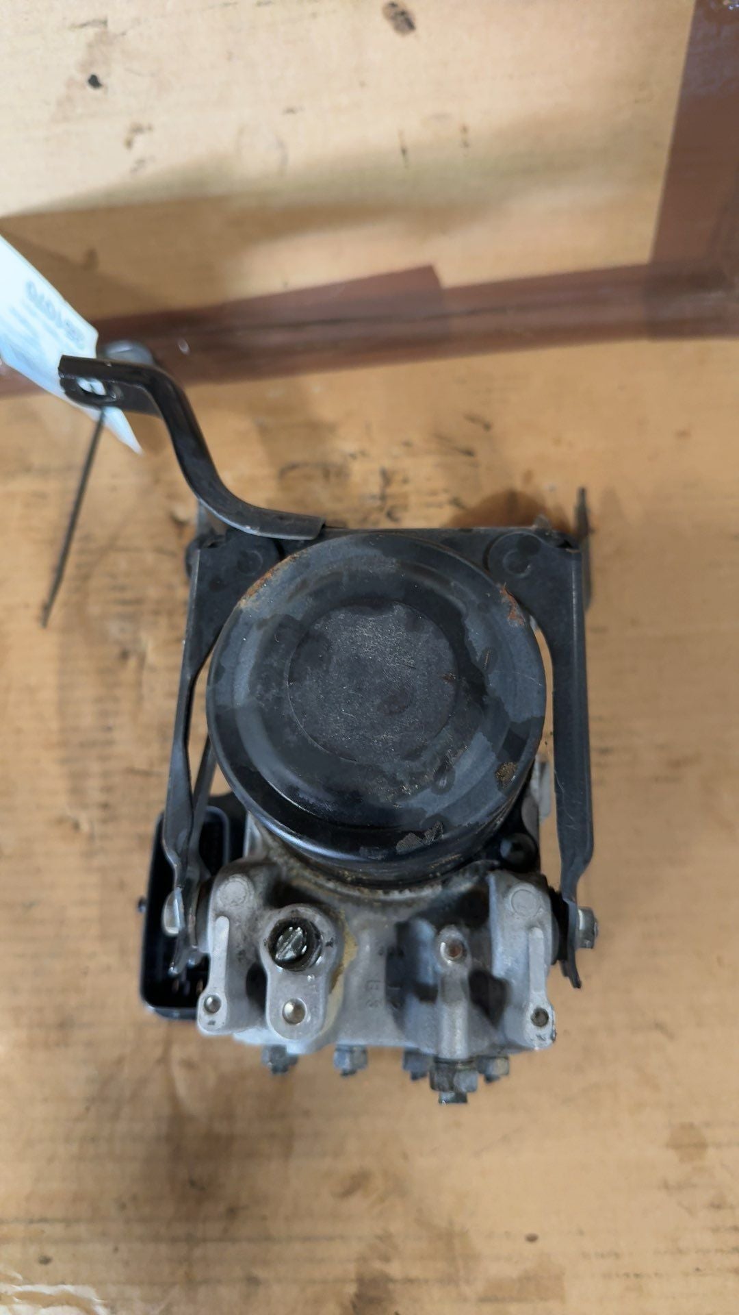 ABS Pump Module from a 2006 Subaru Tribeca, photo 3