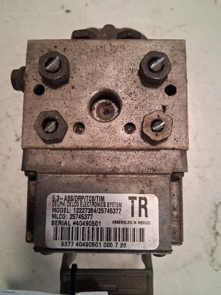 ABS Pump Module from a 2004 Buick LeSabre, photo 1