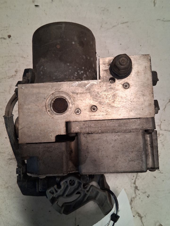 ABS Pump Module from a 2004 Buick LeSabre, photo 2