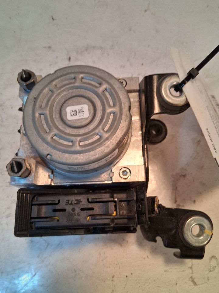 ABS Pump Module from a 2017 Ford Fusion, photo 1