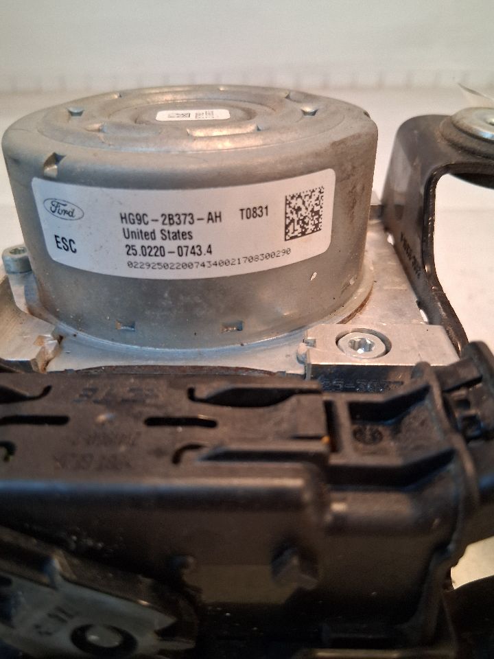 ABS Pump Module from a 2017 Ford Fusion, photo 2