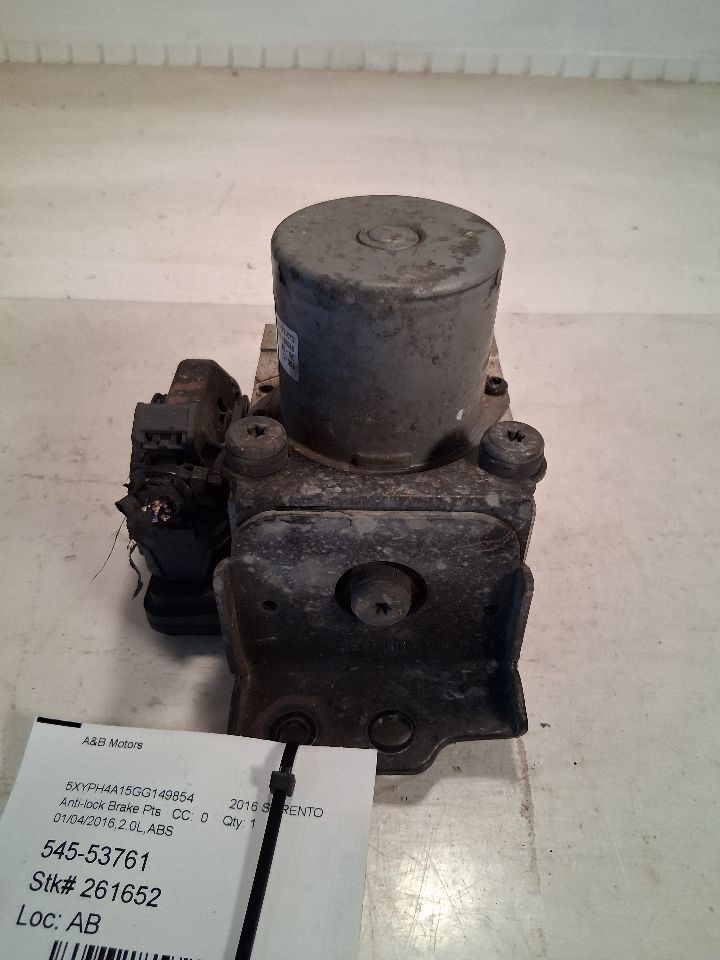 ABS Pump Module from a 2016 Kia Sorento, photo 1