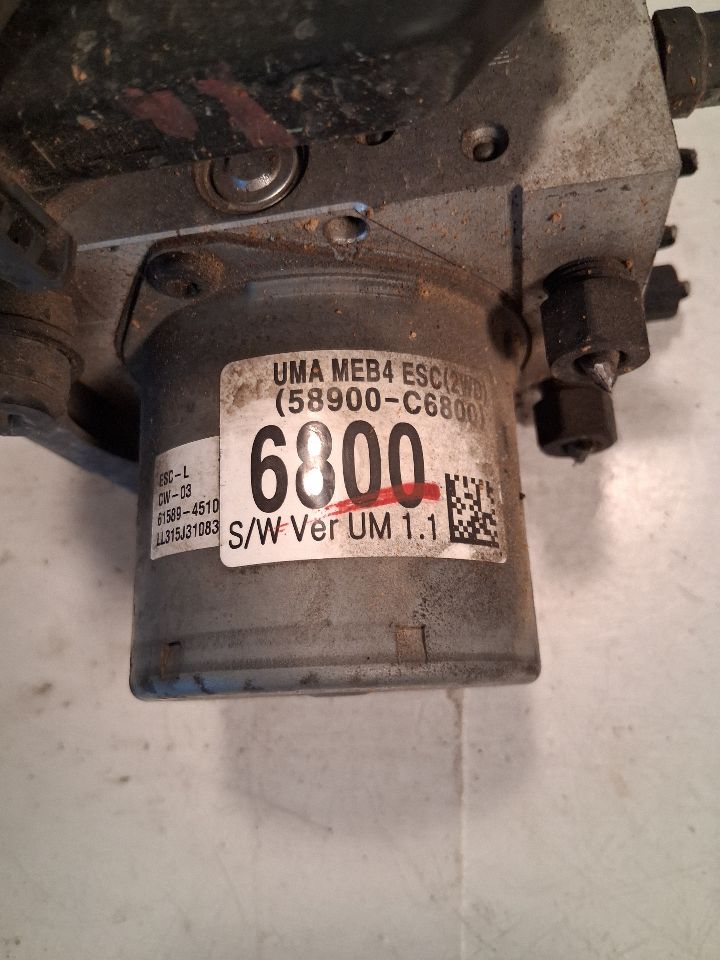 ABS Pump Module from a 2016 Kia Sorento, photo 3