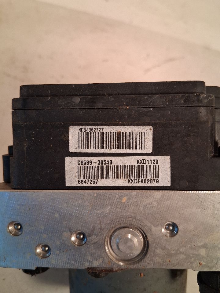 ABS Pump Module from a 2016 Kia Sorento, photo 4