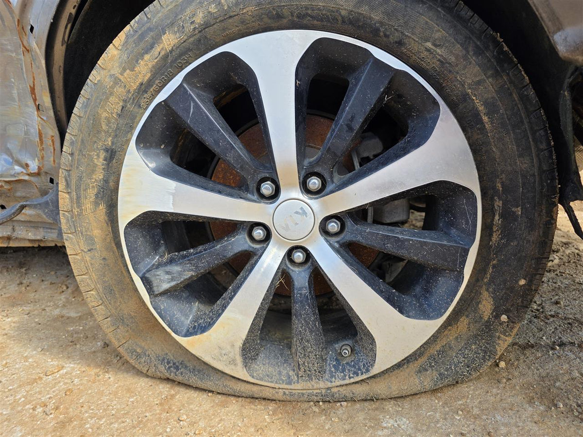 Wheel from a 2016 Kia Sorento, photo 1