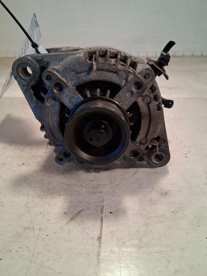 Alternator from a 2016 Kia Sorento, photo 1