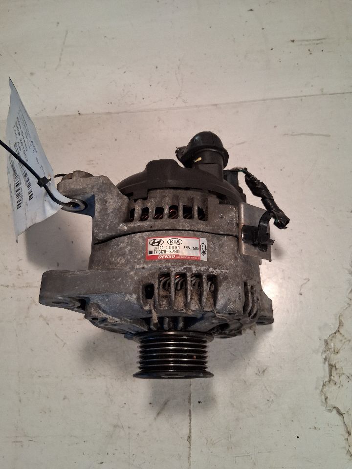 Alternator from a 2016 Kia Sorento, photo 2