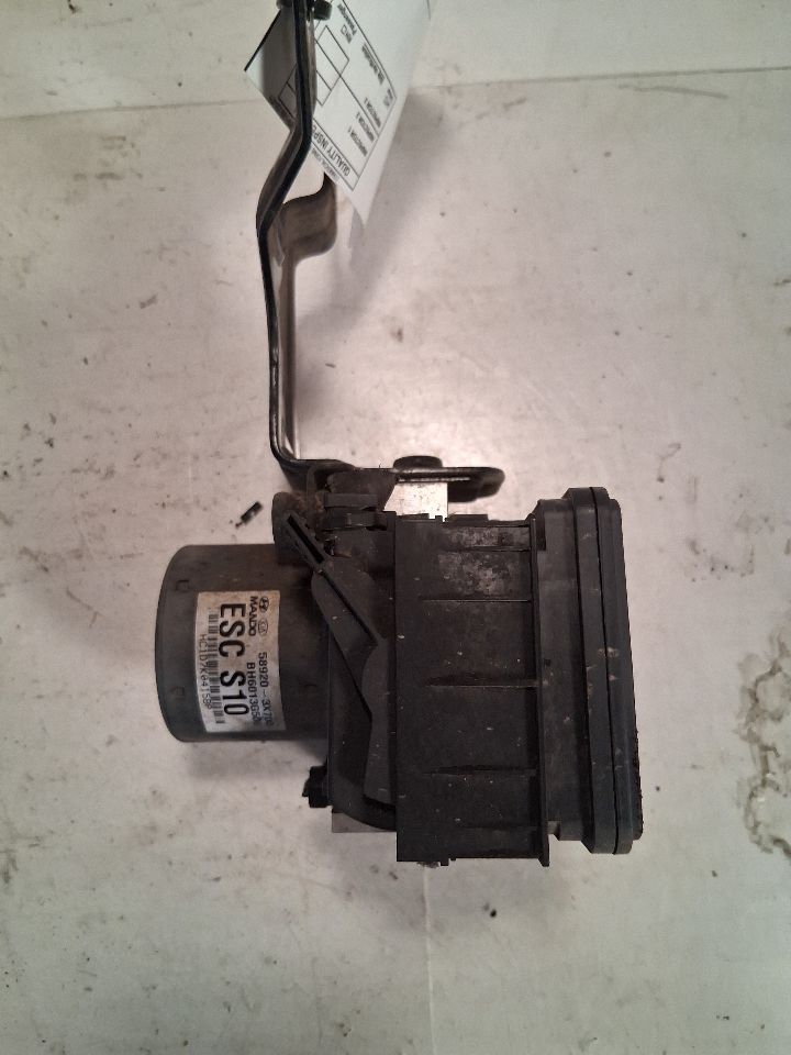 ABS Pump Module from a 2013 Hyundai Elantra, photo 2
