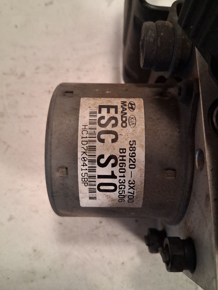 ABS Pump Module from a 2013 Hyundai Elantra, photo 3