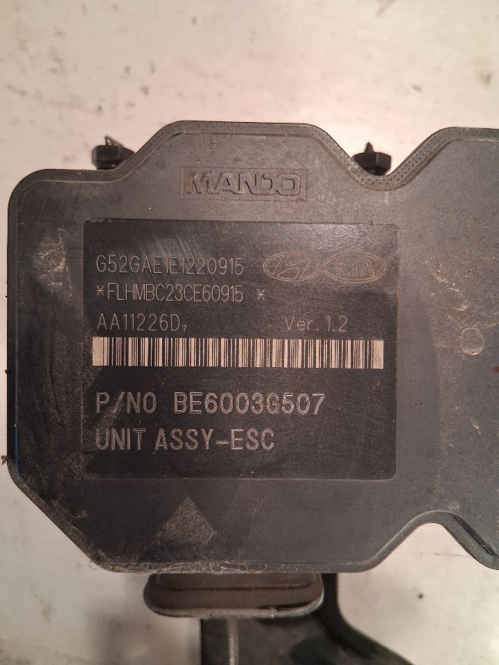 ABS Pump Module from a 2013 Hyundai Elantra, photo 4