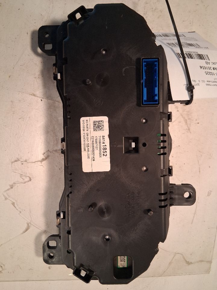 Speedometer Instrument Cluster from a 2017 Chevrolet Malibu, photo 3