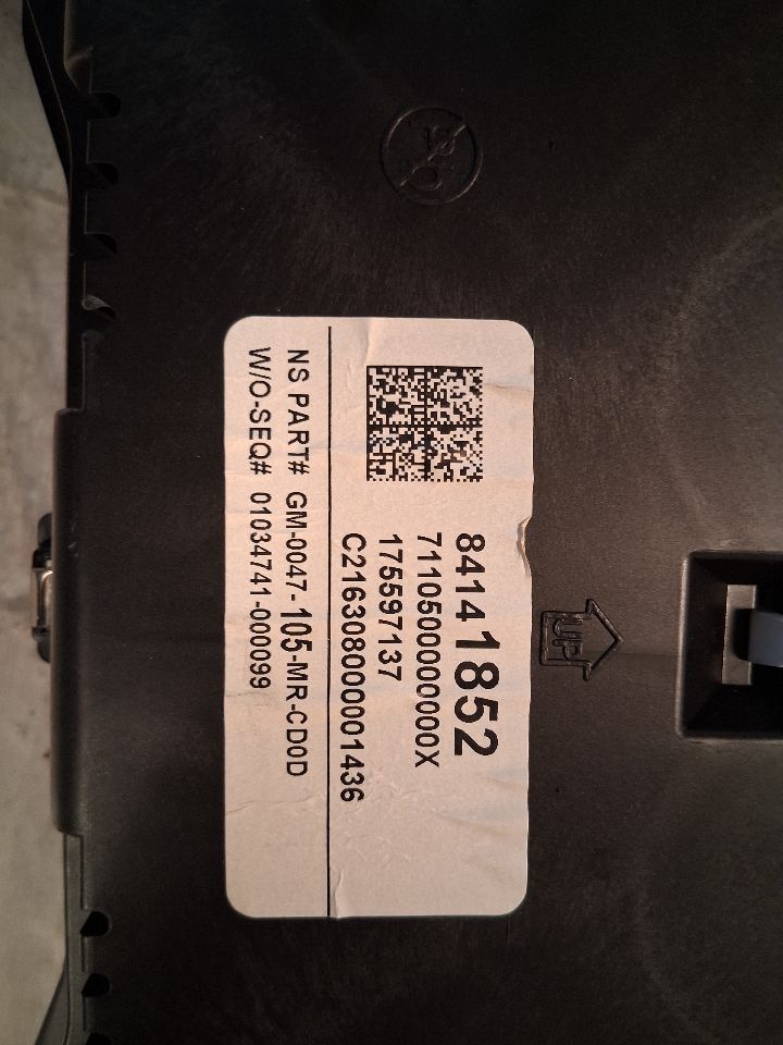 Speedometer Instrument Cluster from a 2017 Chevrolet Malibu, photo 4