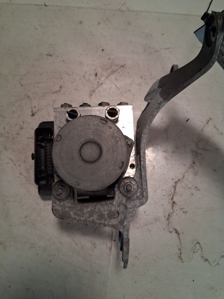 ABS Pump Module from a 2017 Chevrolet Malibu, photo 1