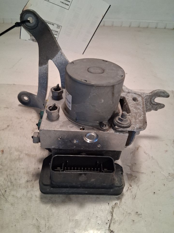 ABS Pump Module from a 2017 Chevrolet Malibu, photo 2