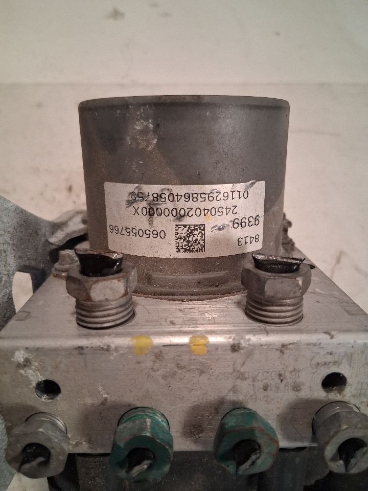 ABS Pump Module from a 2017 Chevrolet Malibu, photo 3