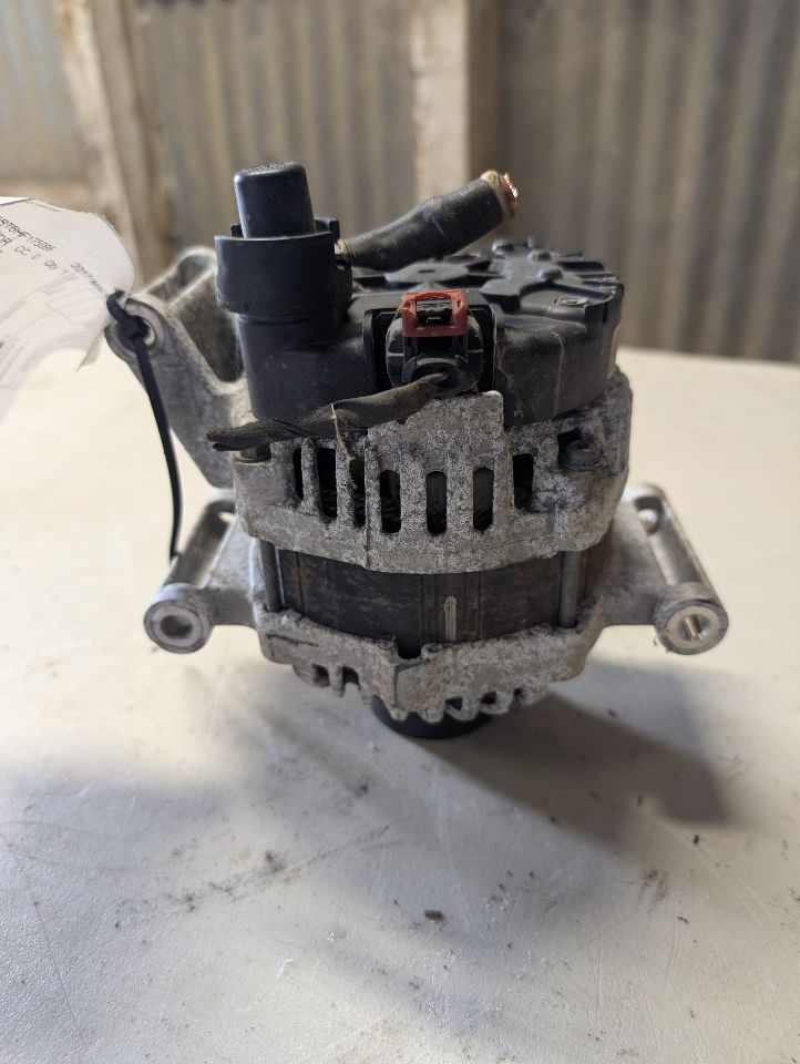 Alternator from a 2017 Chevrolet Malibu, photo 1