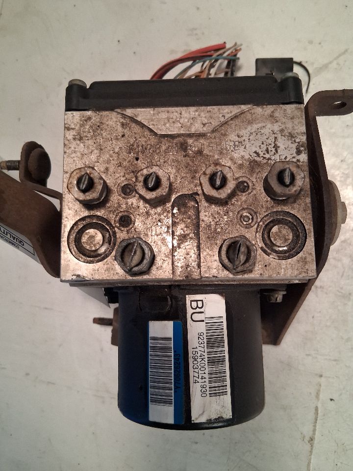 ABS Pump Module from a 2007 Chevrolet, photo 3