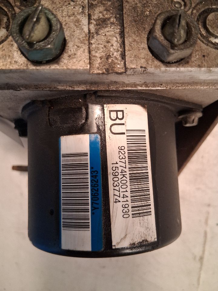 ABS Pump Module from a 2007 Chevrolet, photo 4