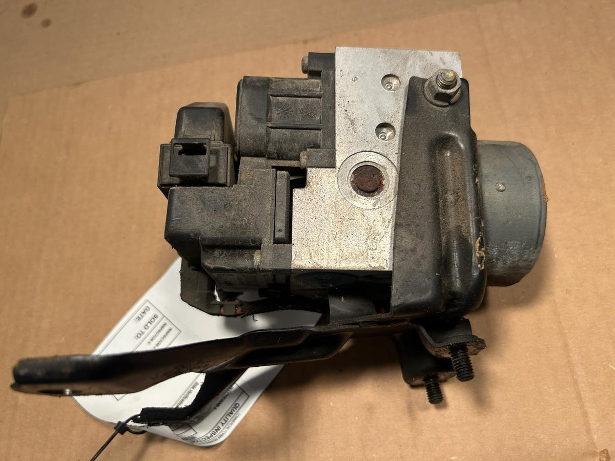 ABS Pump Module from a 1999 Toyota Camry, photo 2
