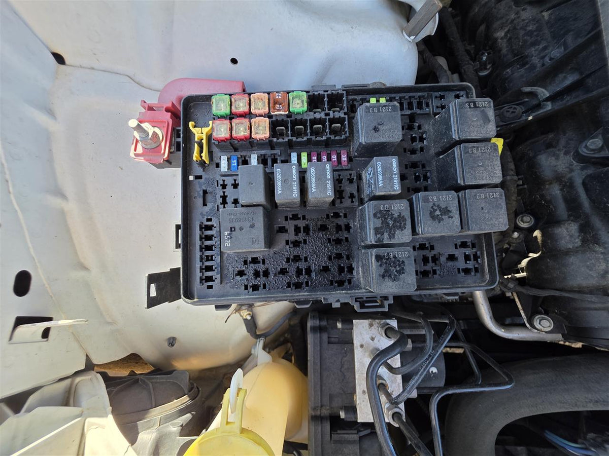 Engine Fuse Box from a 2012 Chrysler 300, photo 1