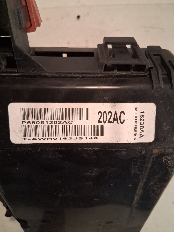 Engine Fuse Box from a 2012 Chrysler 300, photo 4