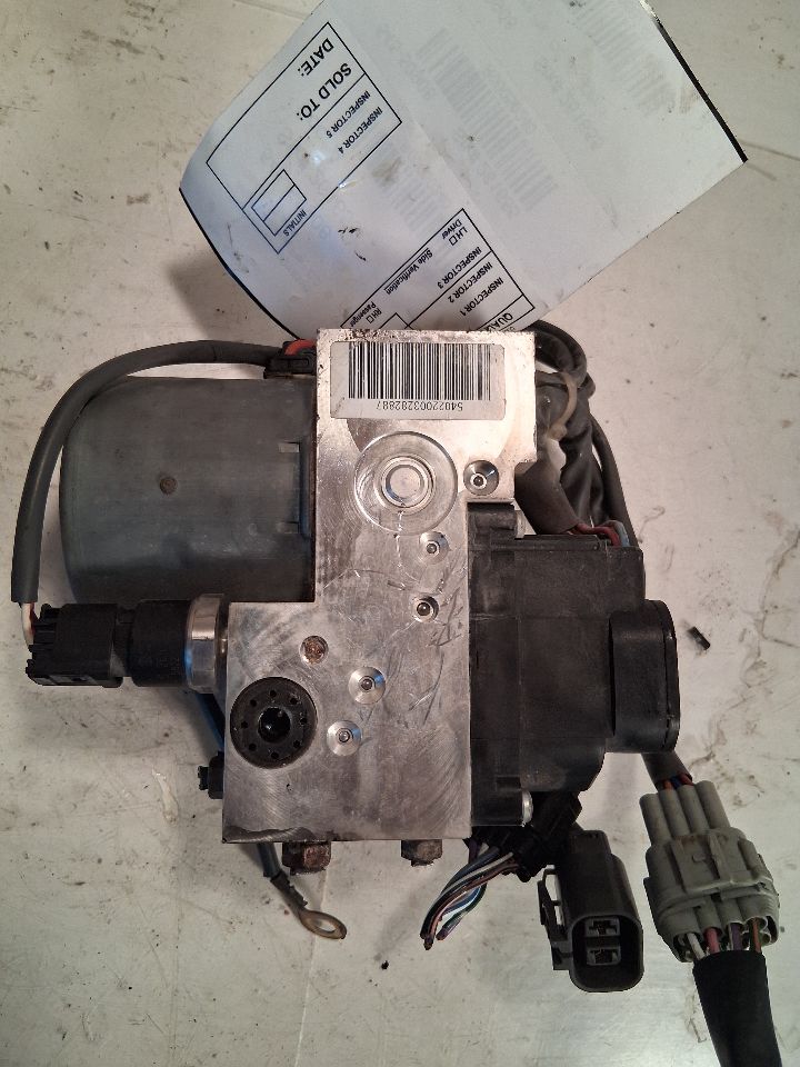 ABS Pump Module from a 2005 Infiniti G35, photo 2