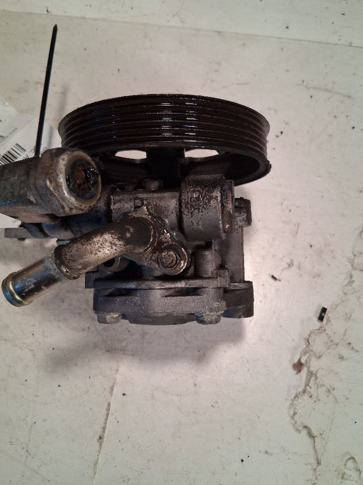 Power Steering Pump from a 2005 Infiniti G35, photo 2