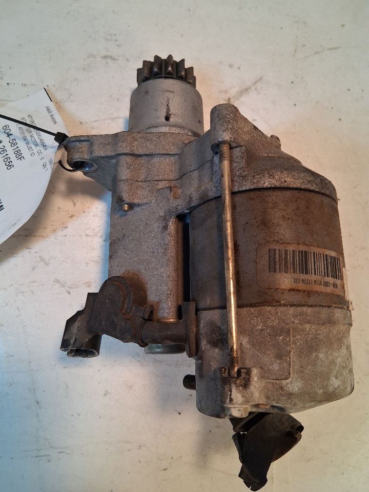Starter Motor from a 1999 Toyota Camry, photo 1