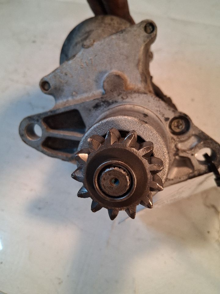 Starter Motor from a 1999 Toyota Camry, photo 2