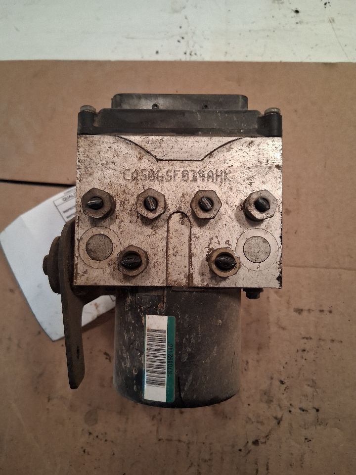 ABS Pump Module from a 2005 Ford Freestar, photo 2
