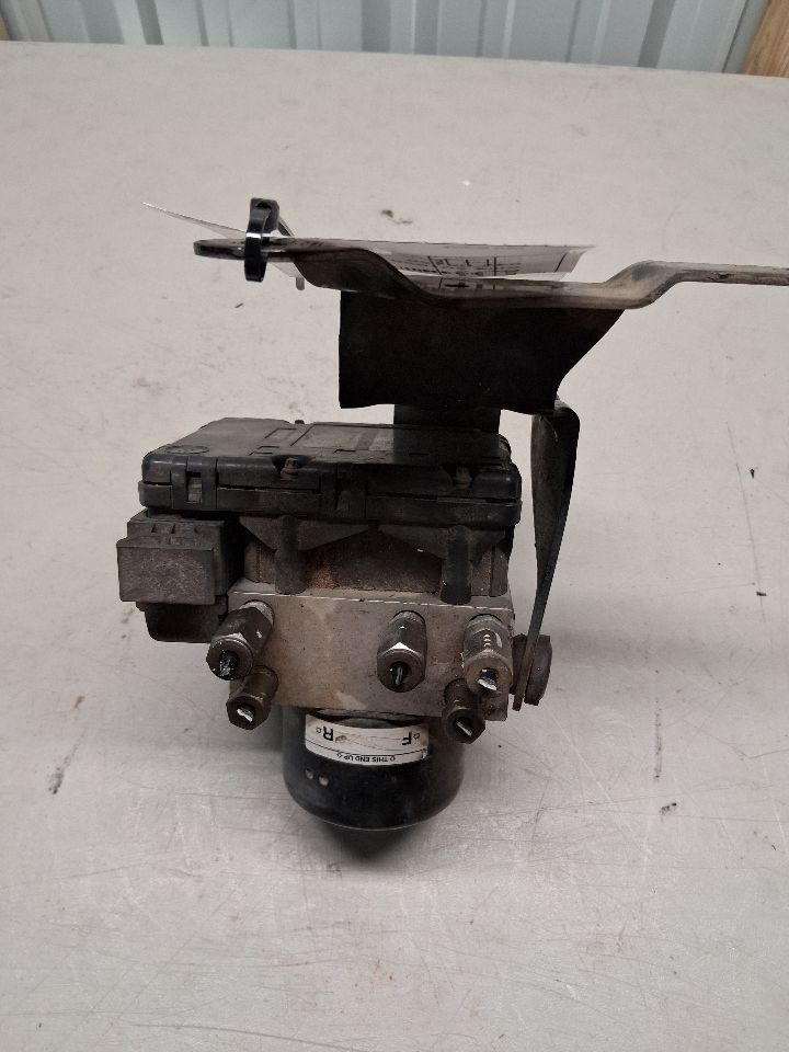 ABS Pump Module from a 2001 Ford Explorer, photo 1