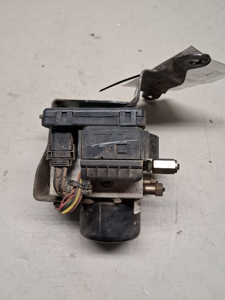 ABS Pump Module from a 2001 Ford Explorer, photo 2