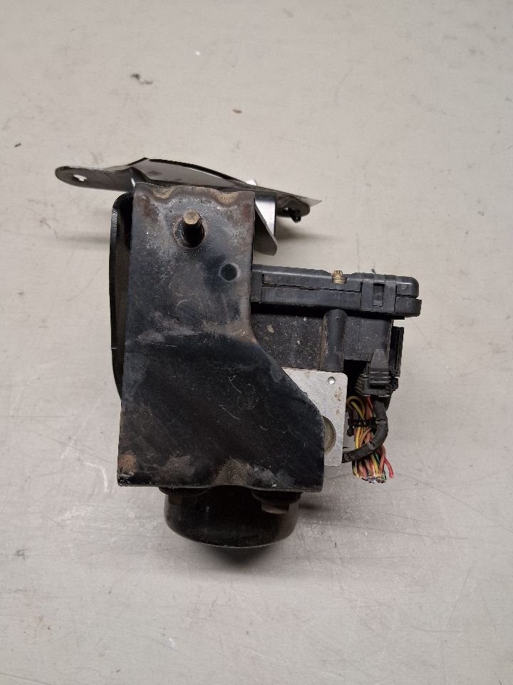ABS Pump Module from a 2001 Ford Explorer, photo 3