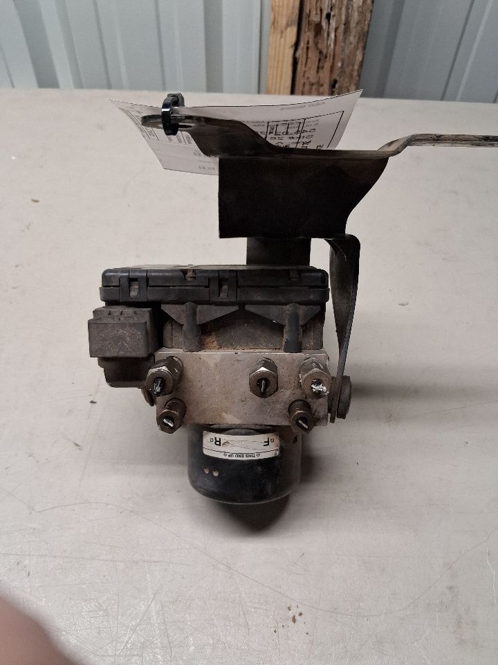 ABS Pump Module from a 2001 Ford Explorer, photo 4