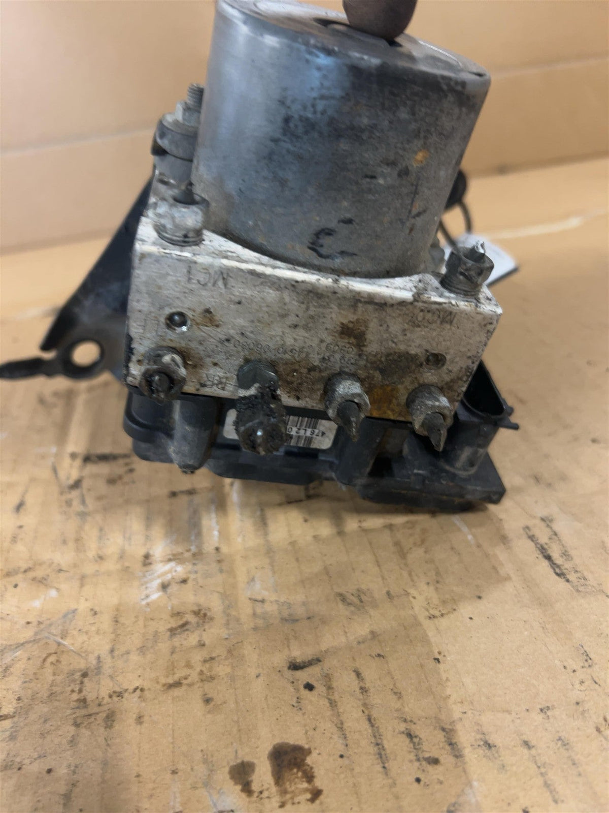 ABS Pump Module from a 2005 Toyota Camry, photo 2