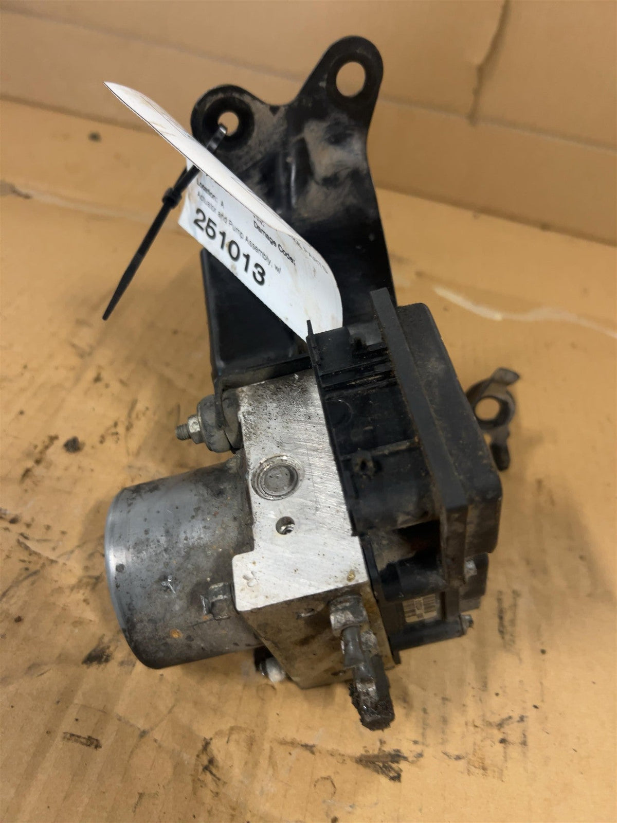 ABS Pump Module from a 2005 Toyota Camry, photo 3